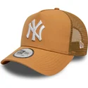 czapka-trucker-jasnobrazowa-9forty-a-frame-league-essential-new-york-yankees-mlb-od-new-era