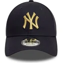 granatowa-zakrzywiona-czapka-regulowana-ze-zlotym-logo-9forty-metallic-new-york-yankees-mlb-new-era