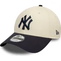 regulowana-czapka-z-zakrzywionym-daszkiem-9forty-colour-block-new-york-yankees-mlb-od-new-era-w-kolorach-bezowym-i-granatowym