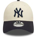 regulowana-czapka-z-zakrzywionym-daszkiem-9forty-colour-block-new-york-yankees-mlb-od-new-era-w-kolorach-bezowym-i-granatowym