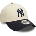 regulowana-czapka-z-zakrzywionym-daszkiem-9forty-colour-block-new-york-yankees-mlb-od-new-era-w-kolorach-bezowym-i-granatowym