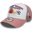 biala-i-rozowa-czapka-truckerka-9forty-a-frame-fruit-graphic-new-york-yankees-mlb-od-new-era