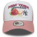 biala-i-rozowa-czapka-truckerka-9forty-a-frame-fruit-graphic-new-york-yankees-mlb-od-new-era