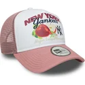 biala-i-rozowa-czapka-truckerka-9forty-a-frame-fruit-graphic-new-york-yankees-mlb-od-new-era