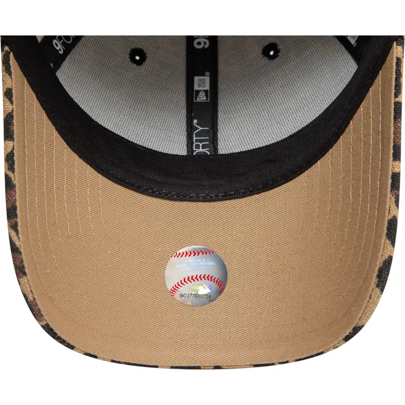 damska-regulowana-czapka-z-daszkiem-z-wzorem-leoparda-9forty-new-york-yankees-mlb-new-era