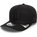 czarna-czapka-z-wygietym-daszkiem-snapback-z-czarnym-logo-9seventy-stretch-snap-new-york-yankees-mlb-od-new-era