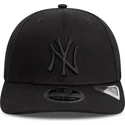 czarna-czapka-z-wygietym-daszkiem-snapback-z-czarnym-logo-9seventy-stretch-snap-new-york-yankees-mlb-od-new-era