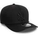 czarna-zakrzywiona-czapka-snapback-z-czarnym-logo-9seventy-stretch-snap-new-york-yankees-mlb-new-era