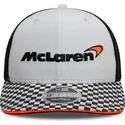 czapka-trucker-plaska-biala-i-czarna-snapback-9fifty-z-daszkiem-w-krate-mclaren-racing-formula-1-od-new-era