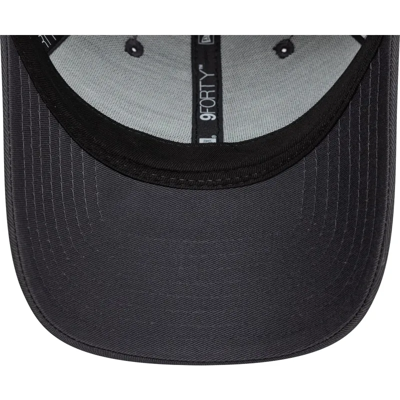szara-regulowana-czapka-z-zakrzywionym-daszkiem-z-zielonym-logo-9forty-side-print-vespa-piaggio-od-new-era