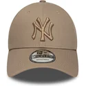 jasnobrazowa-regulowana-czapka-z-zakrzywionym-daszkiem-z-brazowym-logo-9forty-league-essential-new-york-yankees-mlb-new-era