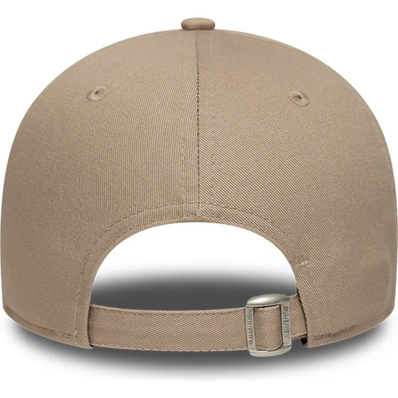 jasnobrazowa-regulowana-czapka-z-zakrzywionym-daszkiem-z-brazowym-logo-9forty-league-essential-new-york-yankees-mlb-new-era