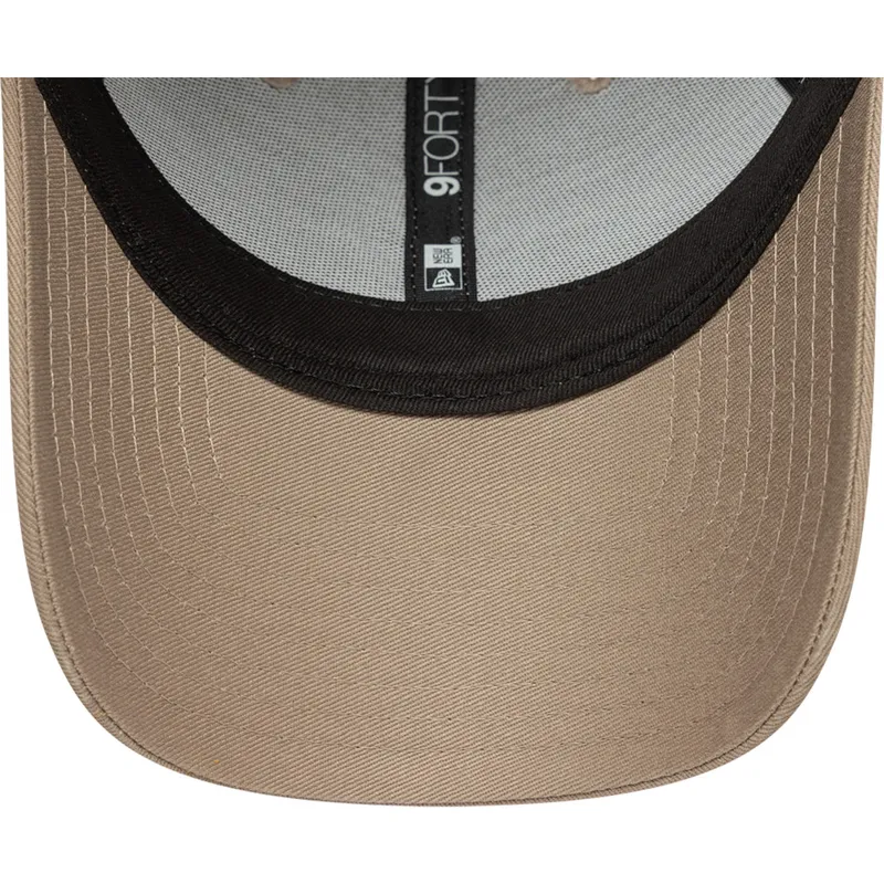 jasnobrazowa-regulowana-czapka-z-zakrzywionym-daszkiem-z-brazowym-logo-9forty-league-essential-new-york-yankees-mlb-new-era