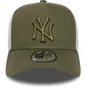 zielono-biala-czapka-truckerka-z-zielonym-logo-a-frame-league-essential-new-york-yankees-mlb-od-new-era
