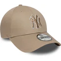 jasnobrazowa-czapka-z-zakrzywionym-daszkiem-regulowana-z-brazowym-logo-9forty-outline-new-york-yankees-mlb-od-new-era