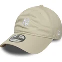 bezowa-czapka-z-daszkiem-regulowana-9twenty-mini-logo-new-york-yankees-mlb-od-new-era
