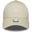 bezowa-regulowana-czapka-z-zakrzywionym-daszkiem-dla-kobiet-9forty-mini-logo-new-york-yankees-mlb-new-era