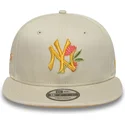 czapka-z-plaskim-daszkiem-bezowa-snapback-9fifty-floral-new-york-yankees-mlb-new-era