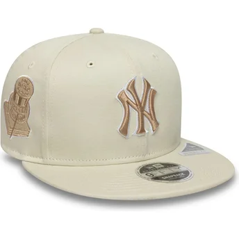 Beżowa czapka snapback z płaskim daszkiem z beżowym logo 9FIFTY Original Fit World Series New York Yankees MLB od New Era