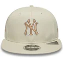 bezowa-plaska-czapka-snapback-z-bezowym-logo-9fifty-original-fit-world-series-new-york-yankees-mlb-new-era