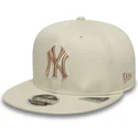 bezowa-plaska-czapka-snapback-z-bezowym-logo-9fifty-original-fit-world-series-new-york-yankees-mlb-new-era