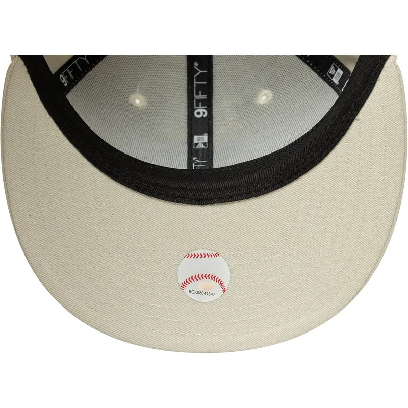 bezowa-plaska-czapka-snapback-z-bezowym-logo-9fifty-original-fit-world-series-new-york-yankees-mlb-new-era