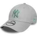 szara-regulowana-czapka-z-zakrzywionym-daszkiem-z-szarym-logo-9forty-team-outline-new-york-yankees-mlb-new-era