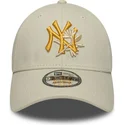 bezowa-regulowana-czapka-z-zakrzywionym-daszkiem-z-zoltym-logo-9forty-floral-icon-new-york-yankees-mlb-new-era