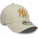 bezowa-zakrzywiona-czapka-regulowana-z-zoltym-logo-9forty-floral-icon-new-york-yankees-mlb-od-new-era