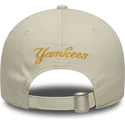 bezowa-regulowana-czapka-z-zakrzywionym-daszkiem-z-zoltym-logo-9forty-floral-icon-new-york-yankees-mlb-new-era