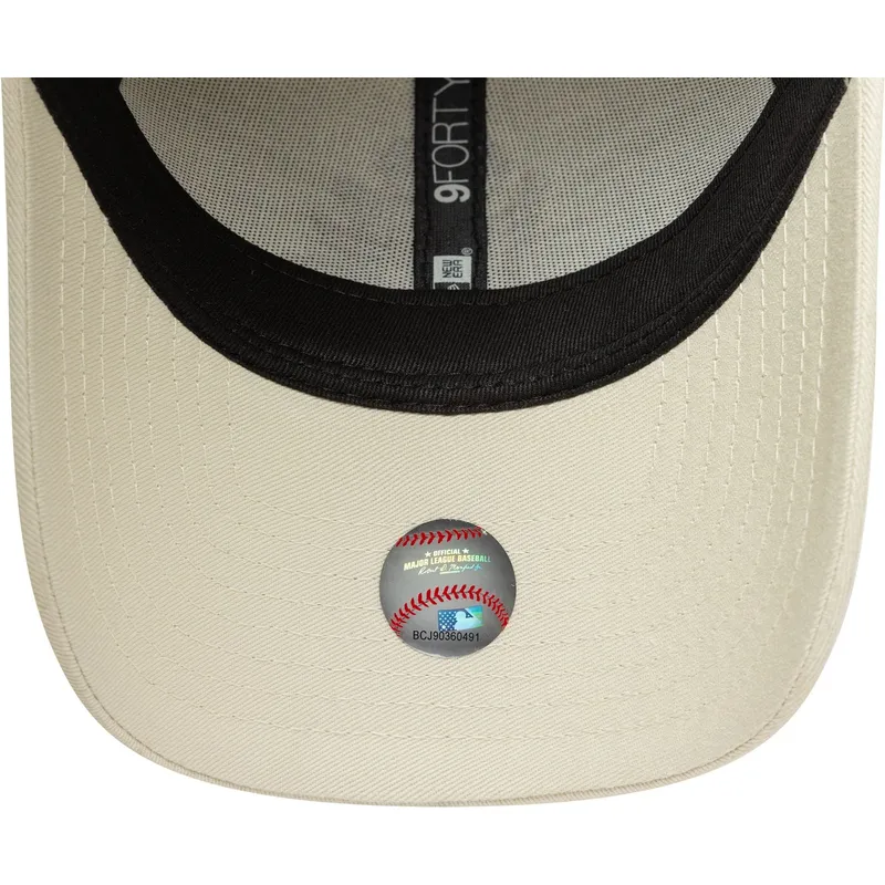 bezowa-regulowana-czapka-z-zakrzywionym-daszkiem-z-zoltym-logo-9forty-floral-icon-new-york-yankees-mlb-new-era