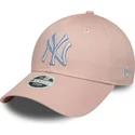 rozowa-zakrzywiona-czapka-z-daszkiem-z-regulacja-dla-kobiet-z-bialym-logo-9forty-league-essential-new-york-yankees-mlb-marki-new