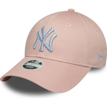Różowa zakrzywiona czapka z daszkiem z regulacją dla kobiet z białym logo 9FORTY League Essential New York Yankees MLB marki New