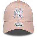 rozowa-zakrzywiona-czapka-z-daszkiem-z-regulacja-dla-kobiet-z-bialym-logo-9forty-league-essential-new-york-yankees-mlb-marki-new