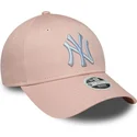 rozowa-zakrzywiona-czapka-z-daszkiem-z-regulacja-dla-kobiet-z-bialym-logo-9forty-league-essential-new-york-yankees-mlb-marki-new