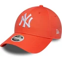 regulowana-pomaranczowa-czapka-z-zakrzywionym-daszkiem-dla-kobiet-9forty-league-essential-new-york-yankees-mlb-od-new-era