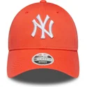 regulowana-pomaranczowa-czapka-z-zakrzywionym-daszkiem-dla-kobiet-9forty-league-essential-new-york-yankees-mlb-od-new-era