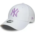 biala-regulowana-czapka-z-zakrzywionym-daszkiem-dla-kobiet-z-fioletowym-logo-9forty-league-essential-new-york-yankees-mlb-new-er