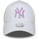 biala-czapka-z-zakrzywionym-daszkiem-regulowana-dla-kobiet-z-fioletowym-logo-9forty-league-essential-new-york-yankees-mlb-od-new