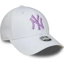 biala-czapka-z-zakrzywionym-daszkiem-regulowana-dla-kobiet-z-fioletowym-logo-9forty-league-essential-new-york-yankees-mlb-od-new