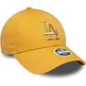 damska-zolta-czapka-z-zakrzywionym-daszkiem-i-regulacja-9forty-metallic-logo-los-angeles-dodgers-mlb-od-new-era
