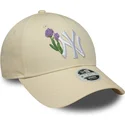 bezowa-regulowana-czapka-z-zakrzywionym-daszkiem-dla-kobiet-9forty-beaded-new-york-yankees-mlb-od-new-era