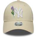 bezowa-regulowana-czapka-z-zakrzywionym-daszkiem-dla-kobiet-9forty-beaded-new-york-yankees-mlb-od-new-era