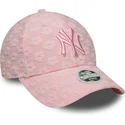 rozowa-zakrzywiona-czapka-z-daszkiem-regulowana-dla-kobiet-9forty-floral-towelling-new-york-yankees-mlb-od-new-era