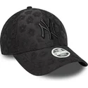 czarna-regulowana-czapka-z-zakrzywionym-daszkiem-dla-kobiet-9forty-floral-towelling-new-york-yankees-mlb-od-new-era
