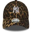 czapka-z-daszkiem-z-regulacja-w-panterke-dla-kobiet-9twenty-outline-new-york-yankees-mlb-new-era