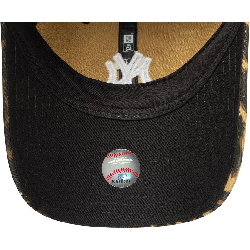 czapka-z-daszkiem-z-regulacja-w-panterke-dla-kobiet-9twenty-outline-new-york-yankees-mlb-new-era