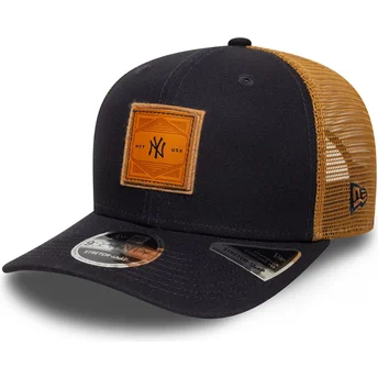 Granatowo-brązowa czapka truckerka 9SEVENTY Stretch Snap z wytłoczonym logo New York Yankees MLB od New Era