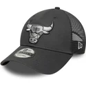 szara-regulowana-czapka-trucker-z-szarym-logo-9forty-chicago-bulls-nba-od-new-era
