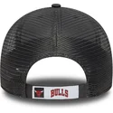 szara-regulowana-czapka-trucker-z-szarym-logo-9forty-chicago-bulls-nba-od-new-era